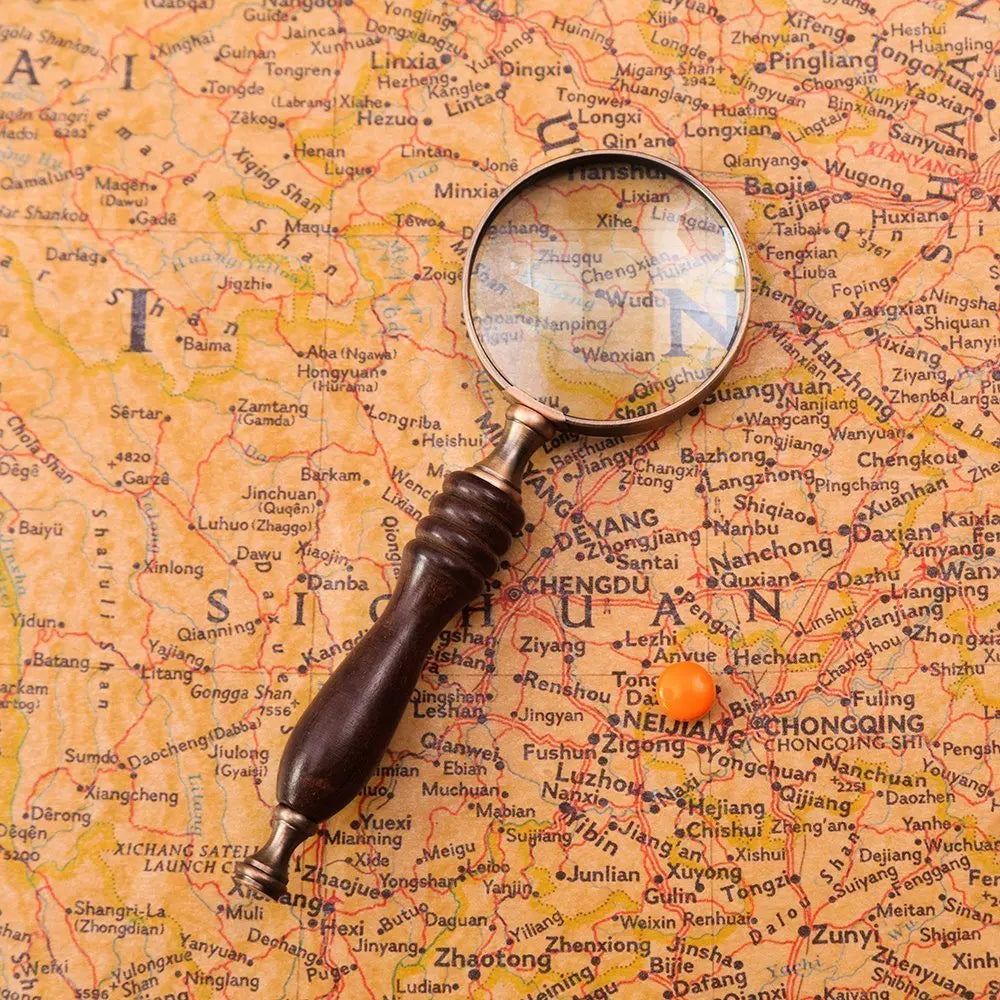 Lupa em Madeira Magnus